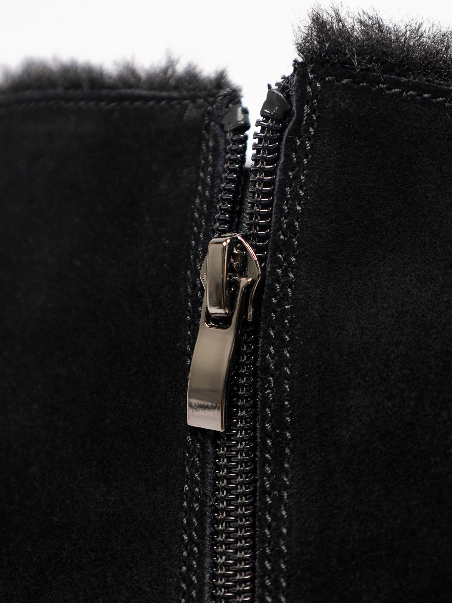 Ботинки черного цвета из натуральной замши на средней танкетке